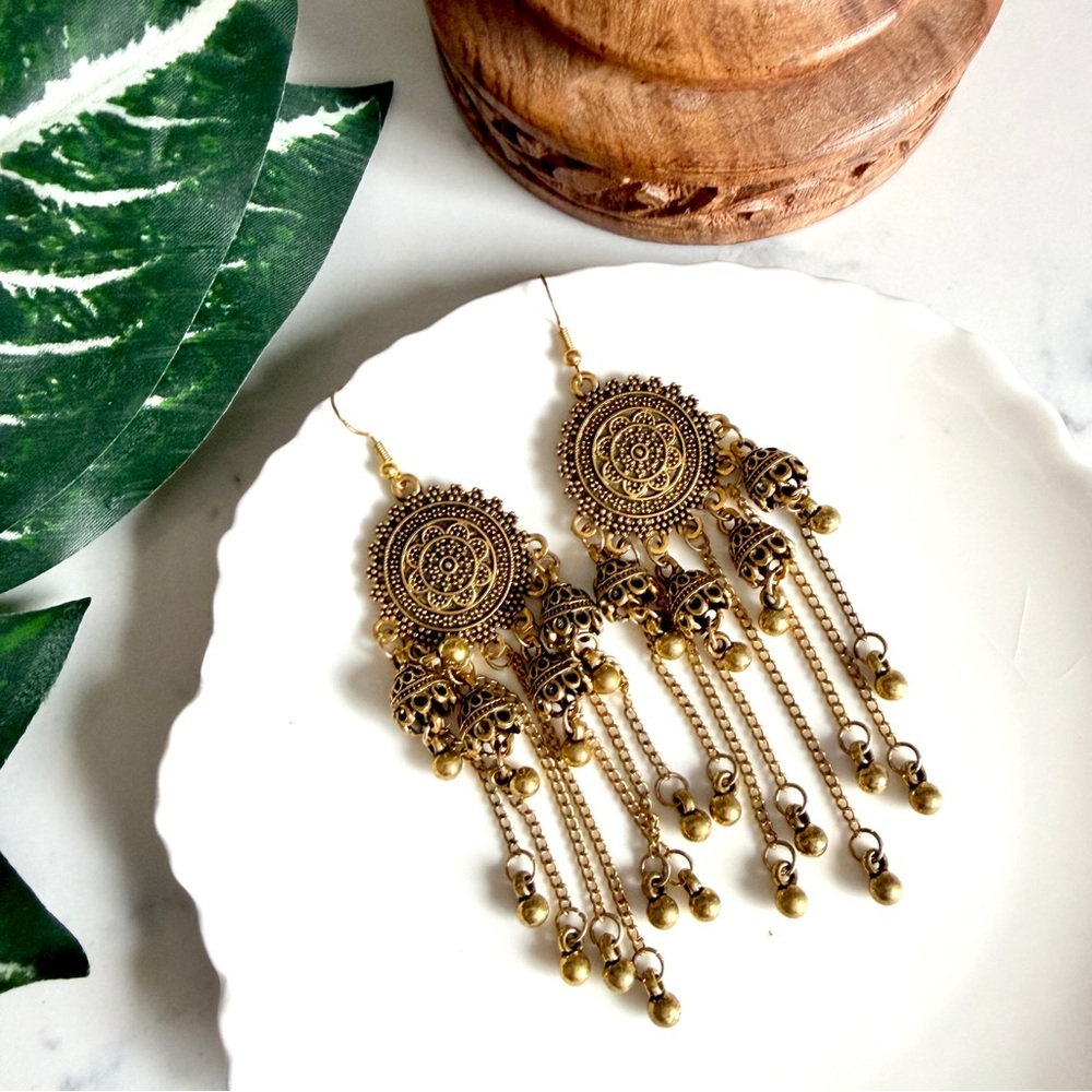 3/$22🩶 Gold Tone Bollywood Chandelier Jhumka Dangle Earrings PREOWNED Jewelry